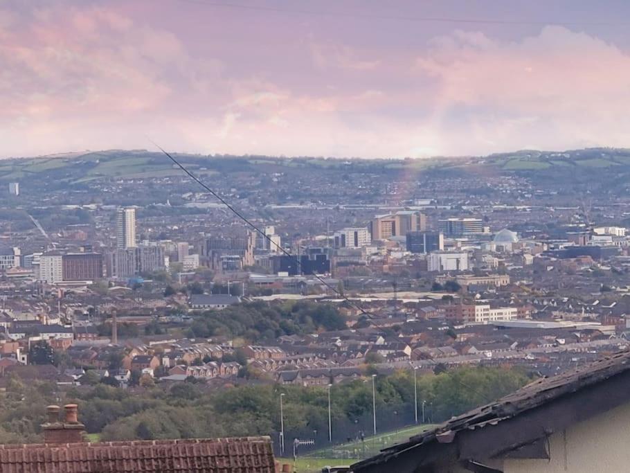 Spacious House City Skyline And Mountain Views Close Too Belfast Centre And Airports Free Parking Buitenkant foto