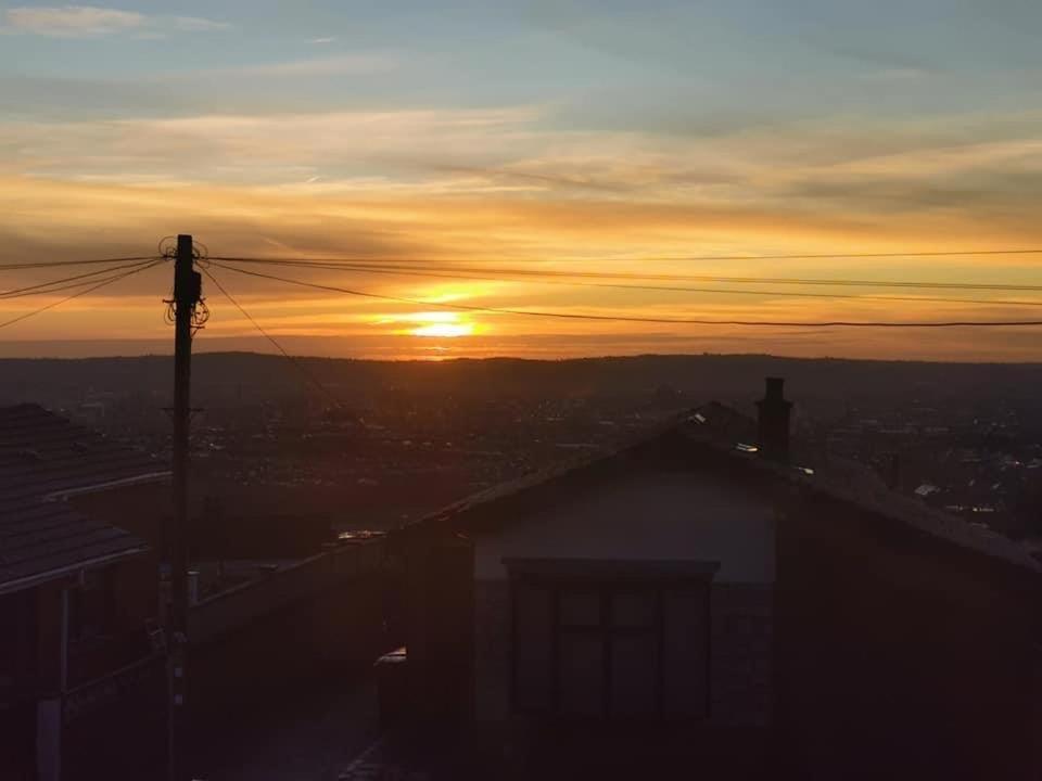 Spacious House City Skyline And Mountain Views Close Too Belfast Centre And Airports Free Parking Buitenkant foto